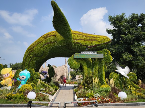 《魚躍長青·喜迎亞運(yùn)》——象山人民廣場亞運(yùn)主題綠雕